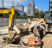 男人几把操女人逼逼视频高温下的坚守｜道路建设者用汗水铺就畅通路